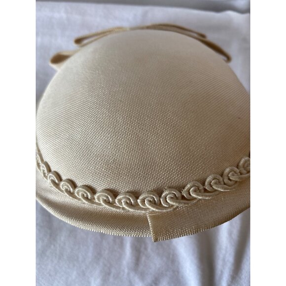 Vintage 1950s Beige Womens Pillbox Hat With Bow & Trimmed Edge Detail - Picture 11 of 12